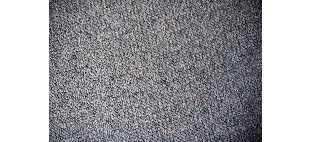 Szare dywany, czyli przełamywanie nudy we wnętrzach